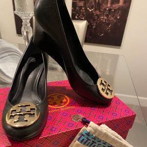 Tory Burch NWOT Sophie Black Leather Wedge 9.0